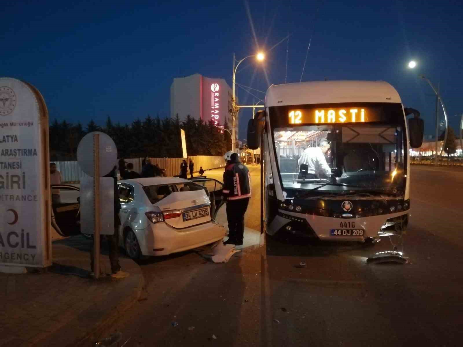Malatya&rsquo;da tramb&uuml;s ile otomobil &ccedil;arpıştı: 5 yaralı
