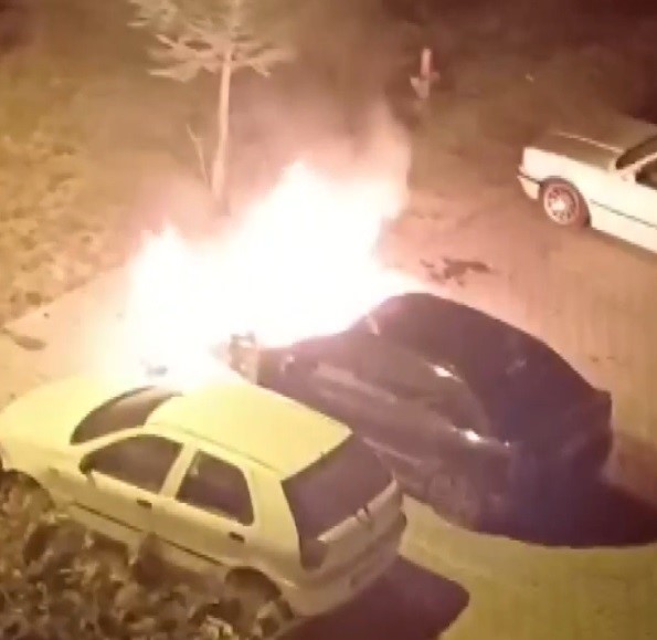 Erzincan&rsquo;da park halindeki otomobil yandı
