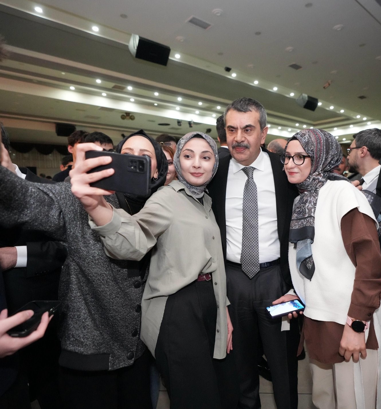 Bakan Tekin, Erzincan&rsquo;da "Gen&ccedil;lik İftarı" programına katıldı
