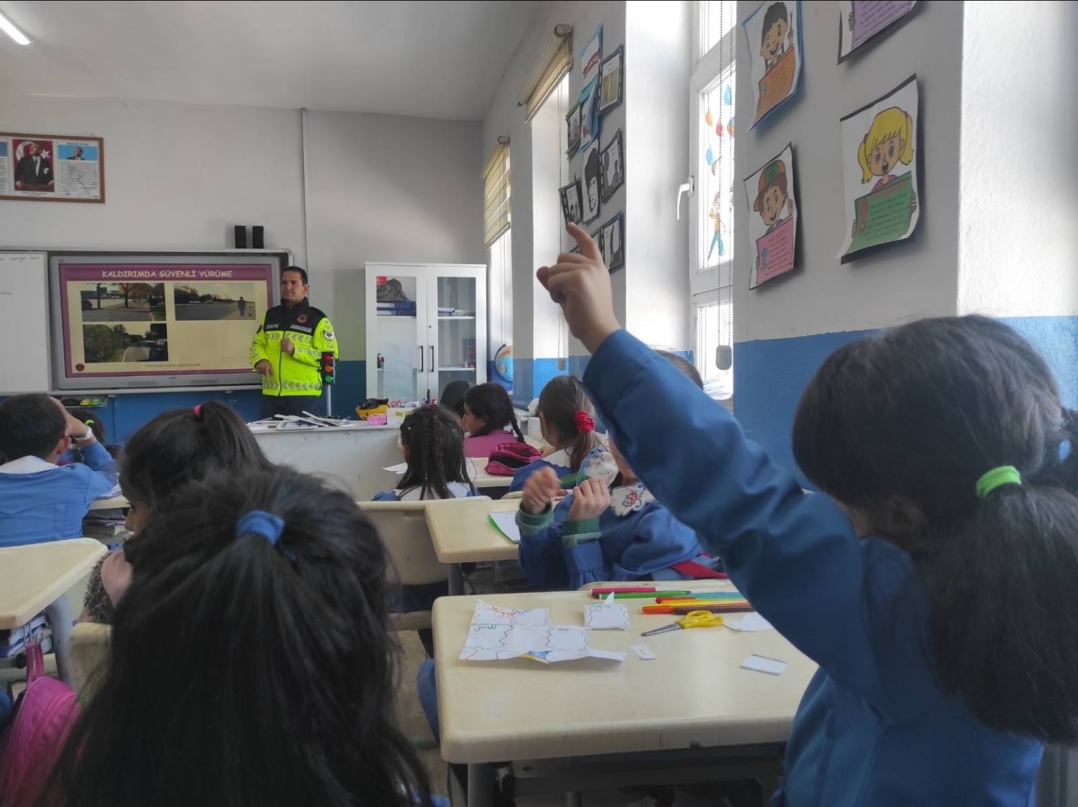 Kars&rsquo;ta jandarmadan &ouml;ğrencilere trafik eğitimi
