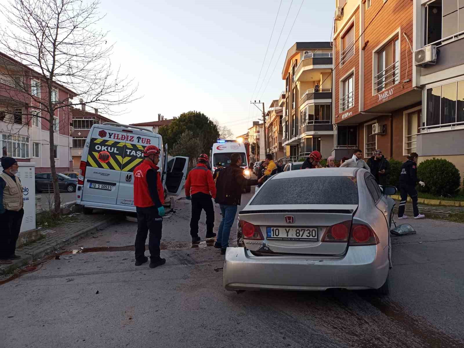 Balıkesir&rsquo;de servis aracı ile otomobil &ccedil;arpıştı: 6 yaralı
