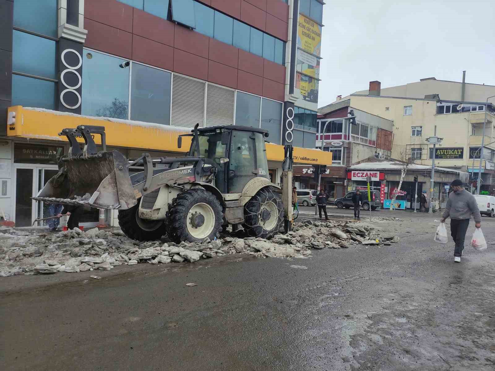 Ardahan’da kar ve buzla mücadele çalışmaları sürüyor