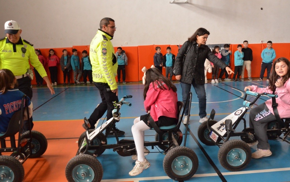 Tavşanlı’da öğrenciler trafik parkurunda kuralları öğrendi