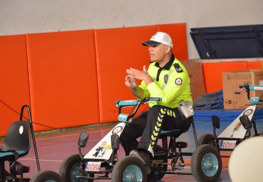 Tavşanlı&rsquo;da &ouml;ğrenciler trafik parkurunda kuralları &ouml;ğrendi
