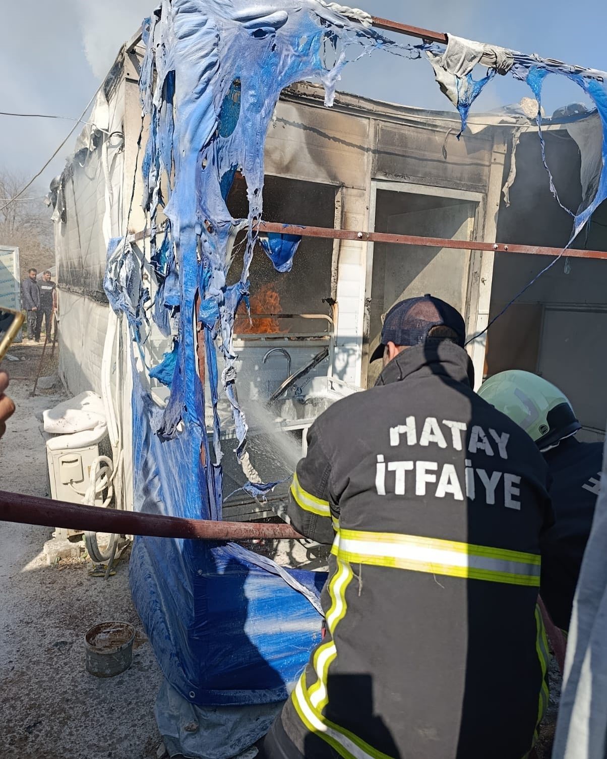 Depremzede ailenin yaşadığı konteynerde yangın