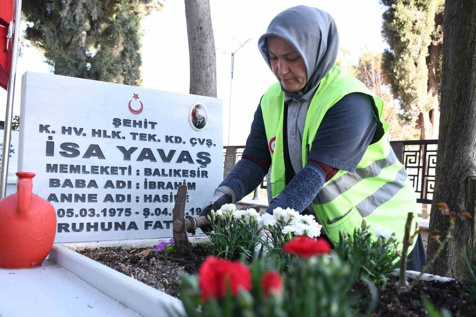 Balıkesir&rsquo;de şehitlikler &ccedil;i&ccedil;eklerle donatıldı
