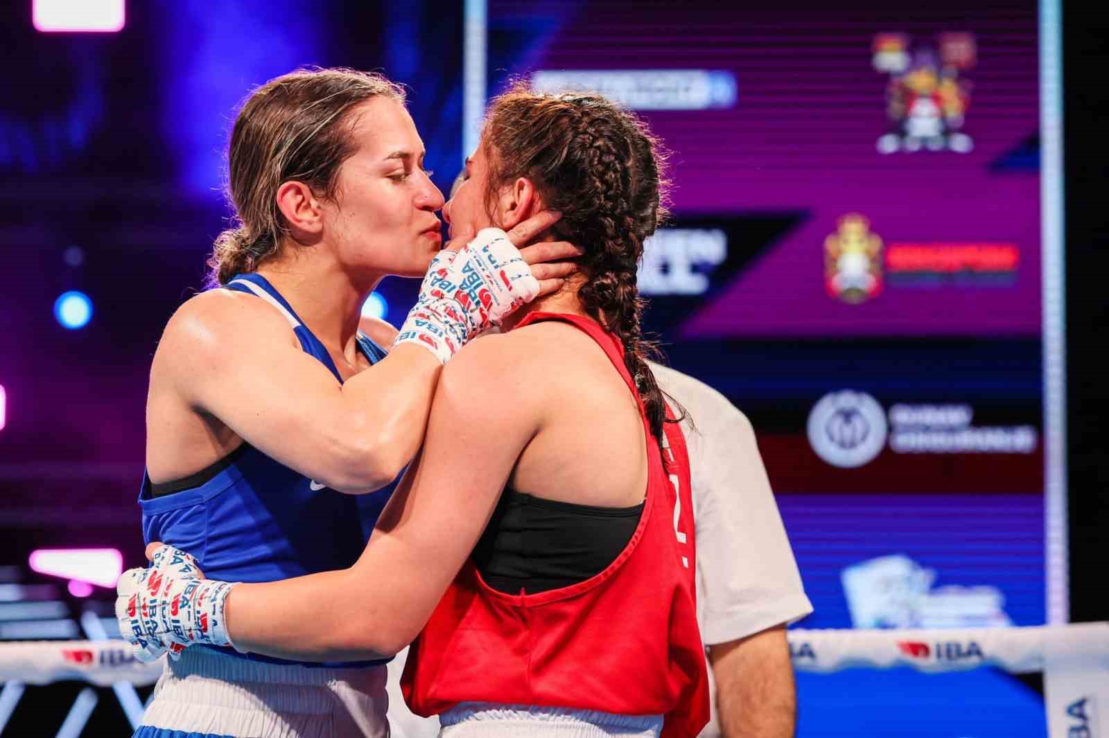 Balıkesir B&uuml;y&uuml;kşehirli Milli Boks&ouml;r Esra Yıldız Kahraman yarı finalde
