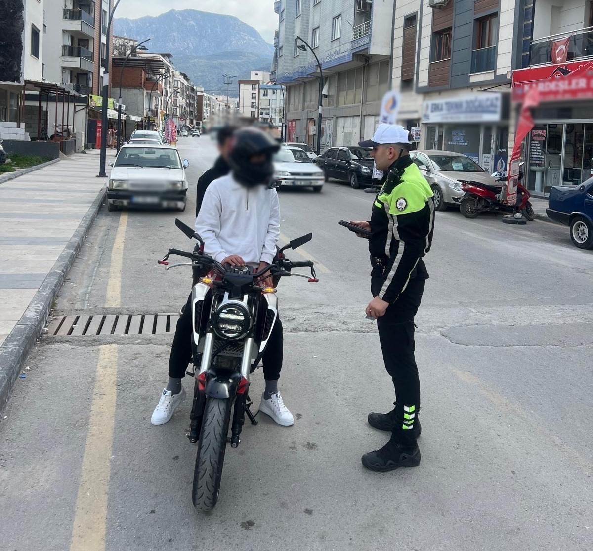 Manisa’da kasksız motosiklet sürücüleri kent güvenlik sistemine takıldı