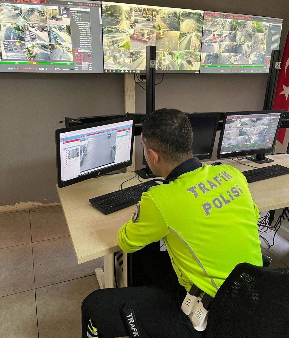 Manisa&rsquo;da kasksız motosiklet s&uuml;r&uuml;c&uuml;leri kent g&uuml;venlik sistemine takıldı
