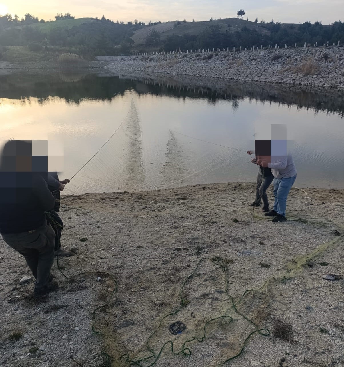 Buldan&rsquo;da bulunan sulama g&ouml;letinde 500 metre misina ağ ele ge&ccedil;irildi
