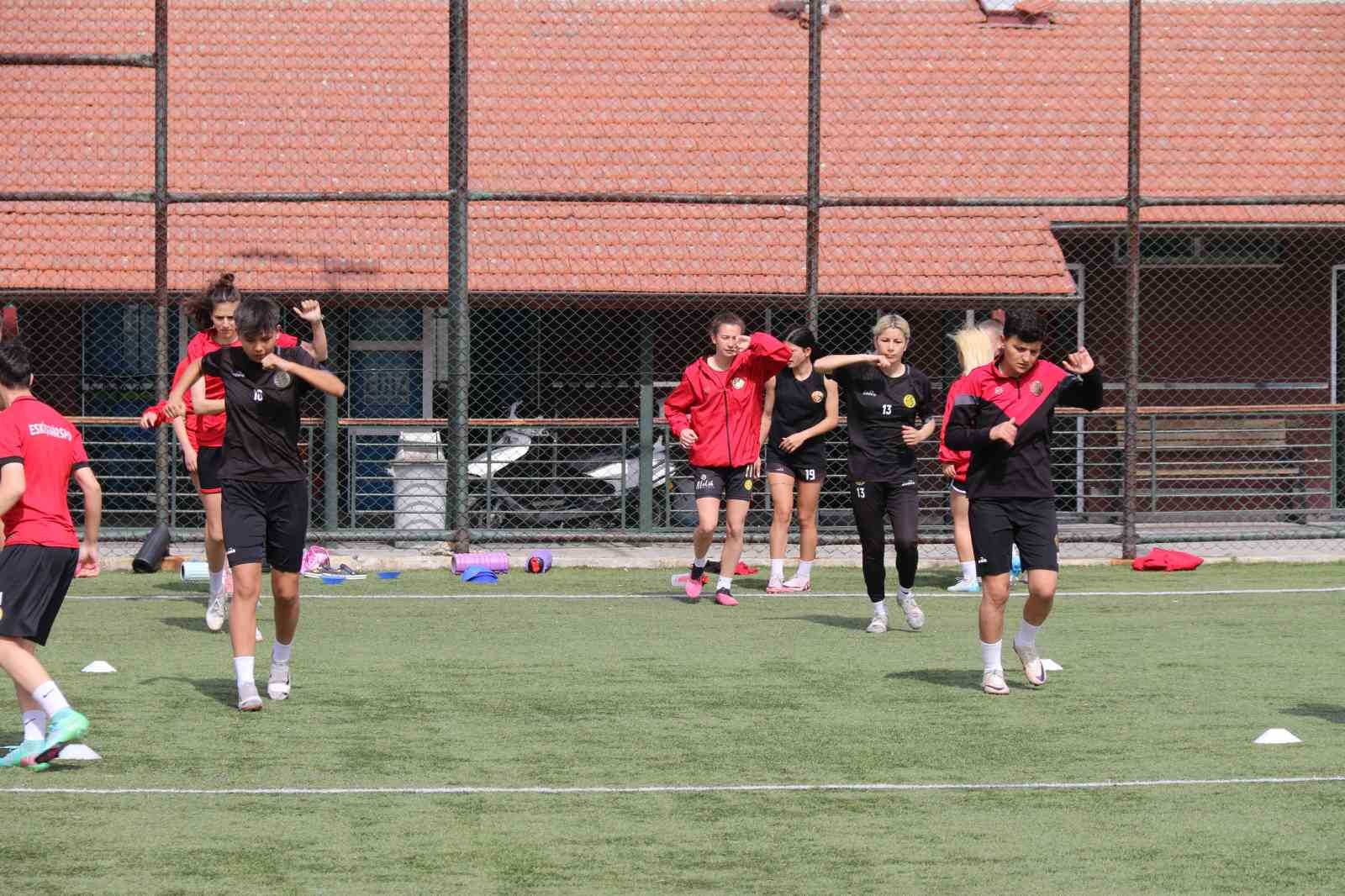 Kadın teknik direkt&ouml;r takımını bir ma&ccedil; daha otob&uuml;s&uuml;n &uuml;st&uuml;nden y&ouml;netecek
