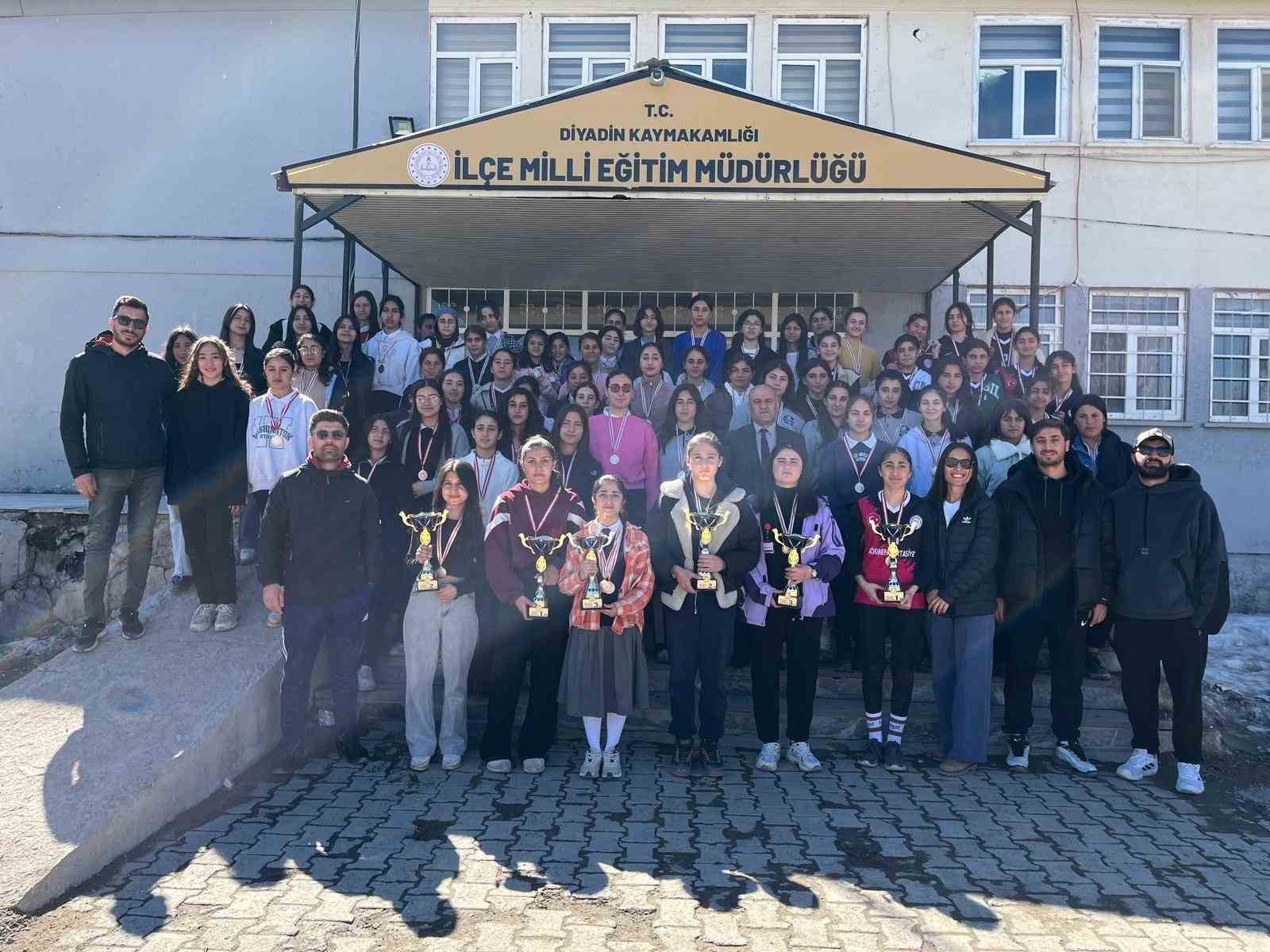 Diyadin’de Okullararası voleybol turnuvası