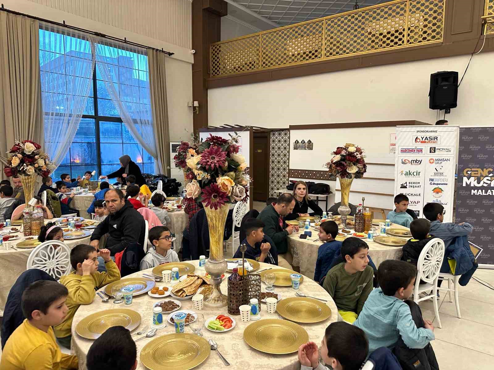 M&Uuml;SİAD Malatya Şubesi g&ouml;n&uuml;l sofrasını yetimlere a&ccedil;tı
