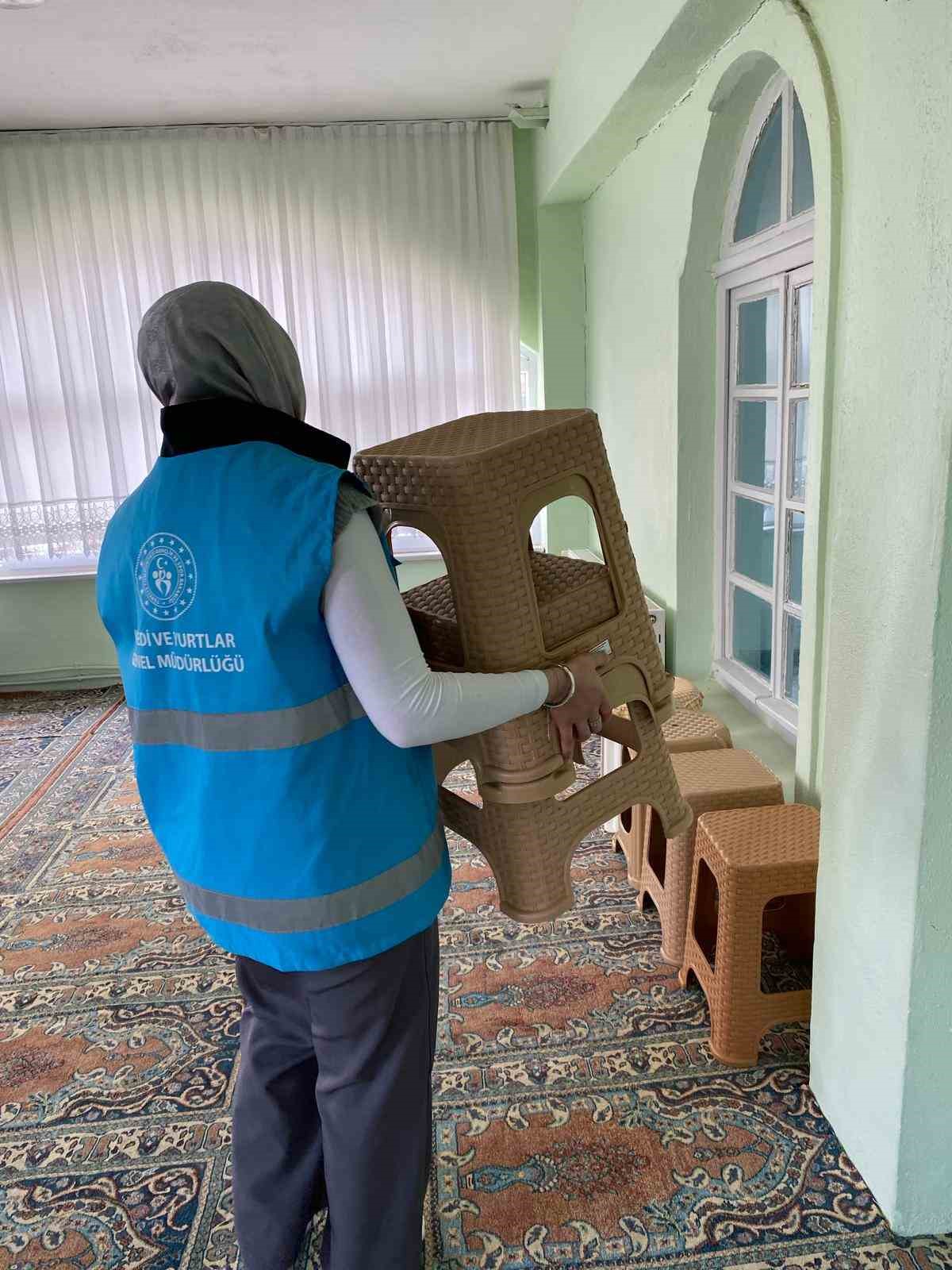 Babaeski&rsquo;de g&ouml;n&uuml;ll&uuml; &uuml;niversiteliler cami temizliği yaptı
