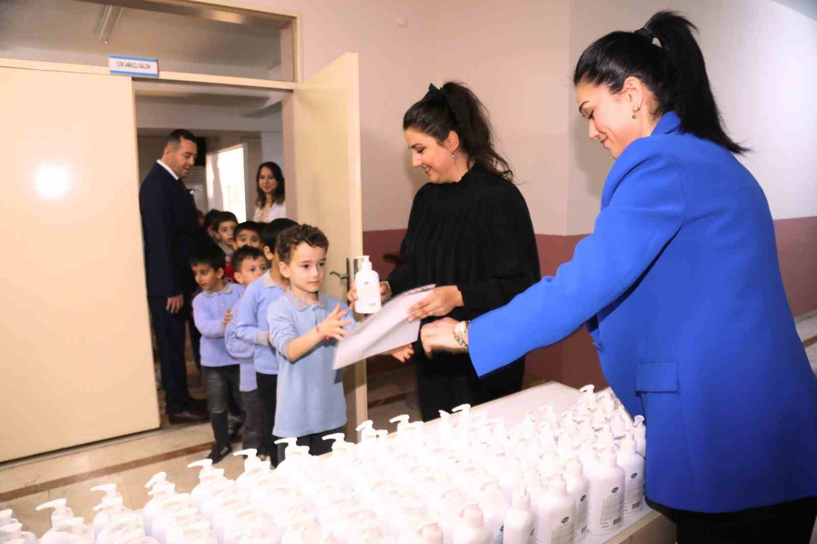 Bayraklı Belediyesinden çocuklara hijyen eğitimi