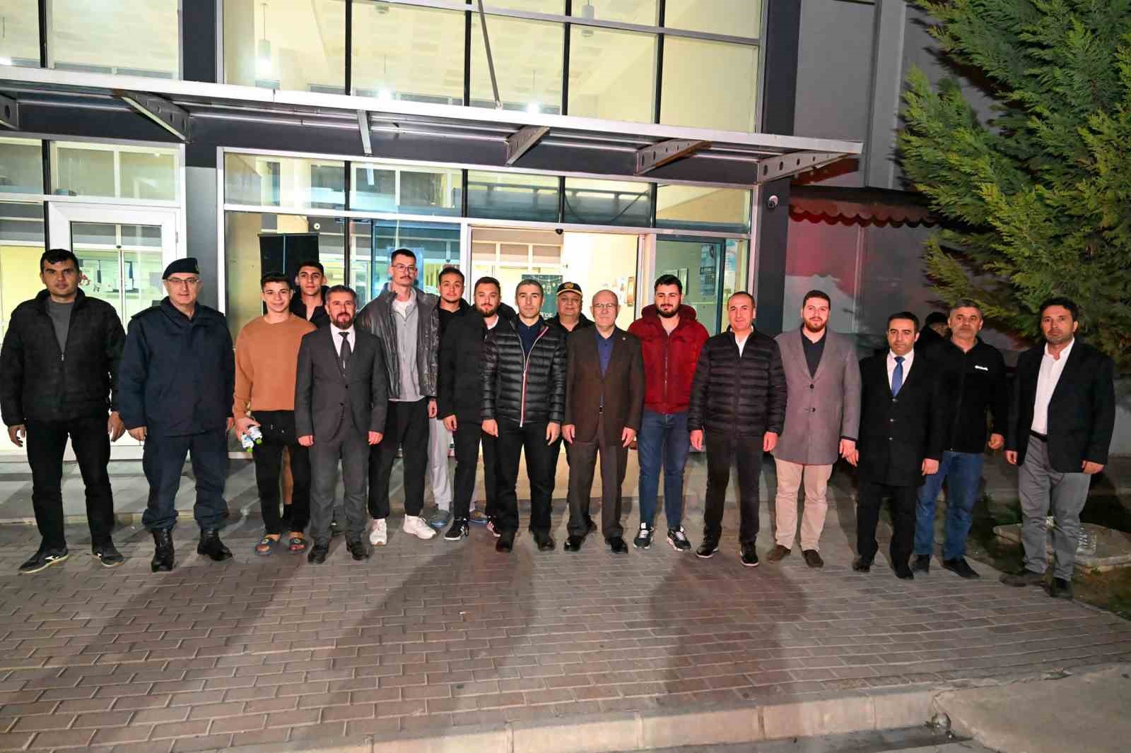 Vali Aktaş &ouml;ğrencilerle sahurda bir araya geldi
