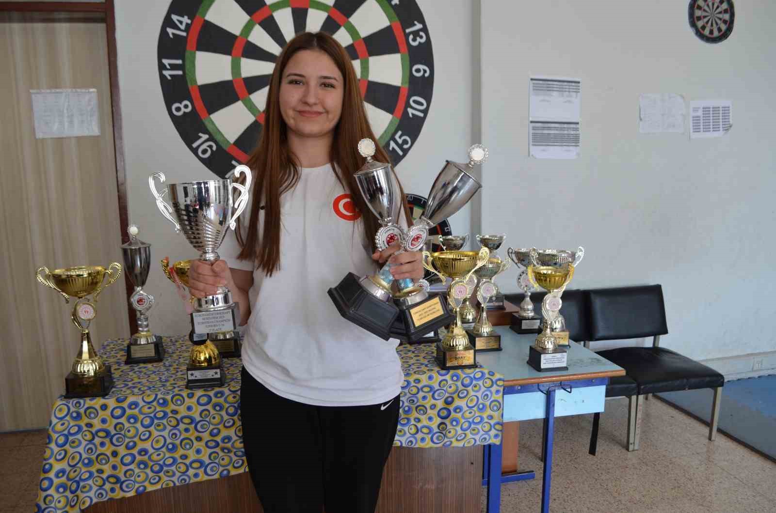 Tavaslı &ouml;ğrenciler, dartta 2 kez &uuml;st &uuml;ste şampiyon oldu
