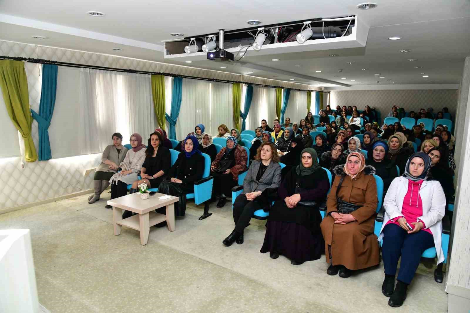Ardahan&rsquo;da "Kadın &ouml;ğrenirse, toplum eğitilir" etkinliği d&uuml;zenlendi
