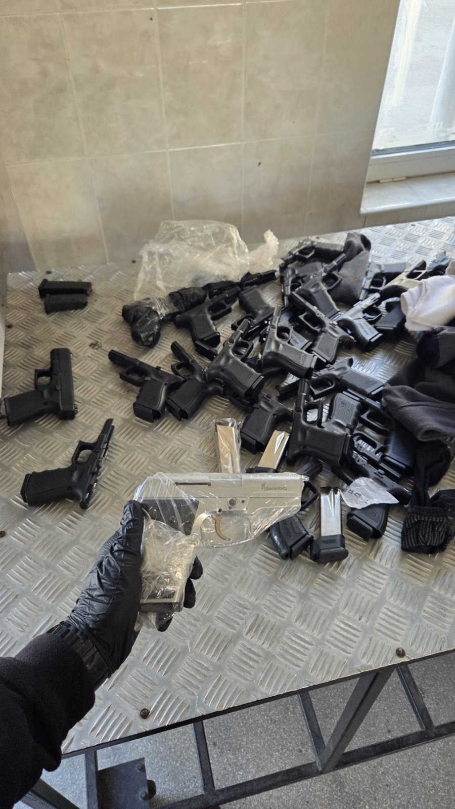 T&uuml;rkiye&rsquo;den Hollanda&rsquo;ya giden otomobilden cephanelik ve suikast tabancaları &ccedil;ıktı
