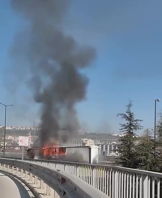 TEM’de lastiği patlayan tır alevlere teslim oldu: Trafik kilitlendi