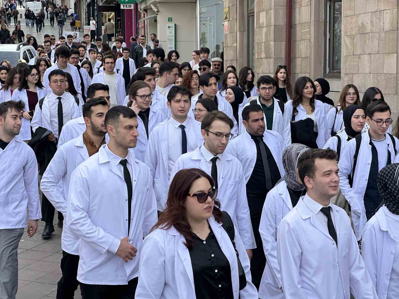 Giresun&rsquo;da 14 Mart Tıp Bayramı t&ouml;reninde Tıp Fak&uuml;ltesi Dekanı Ağar baygınlık ge&ccedil;irdi
