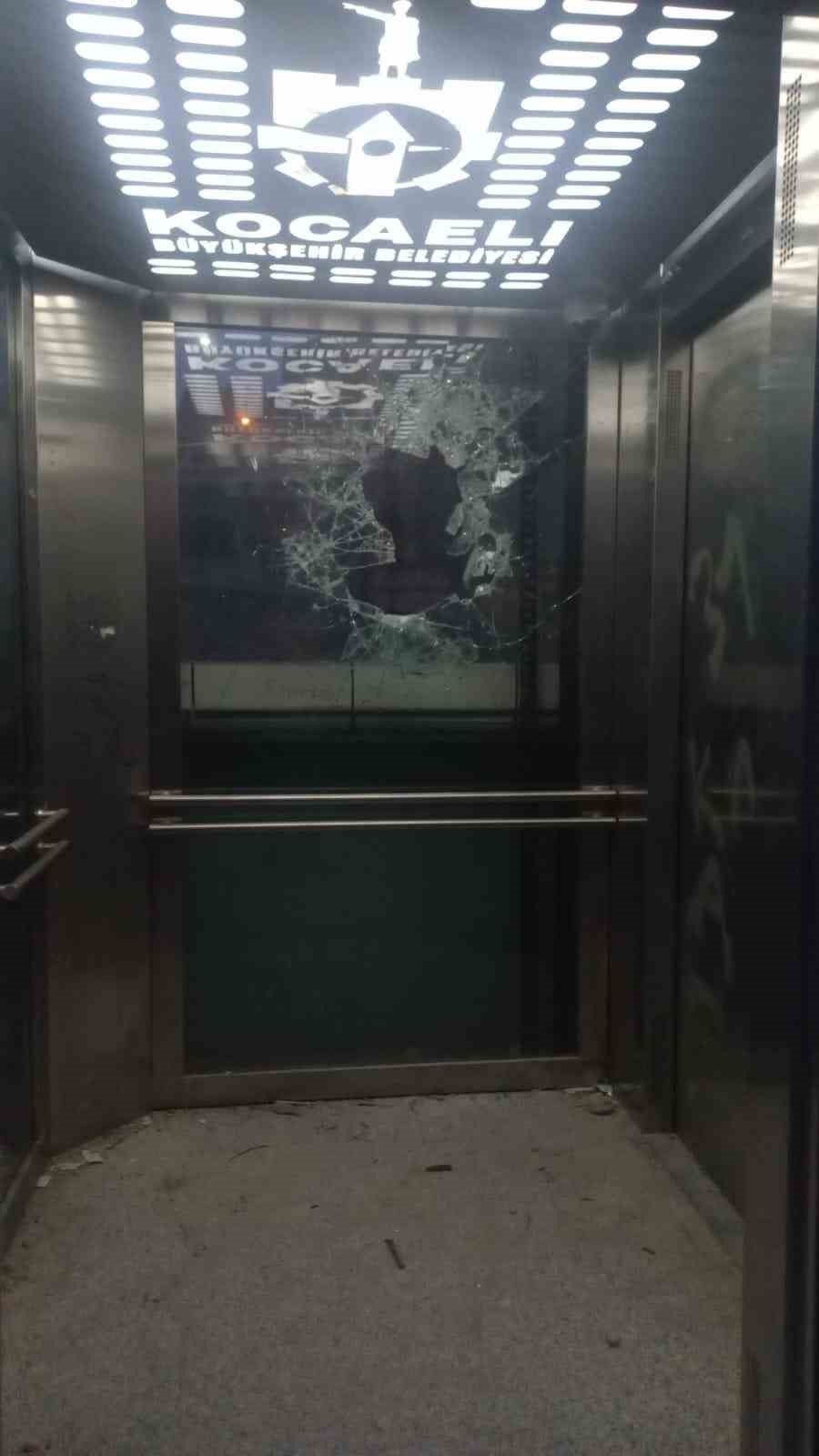 Asansörün camını kaldırım taşlarıyla parçaladı
