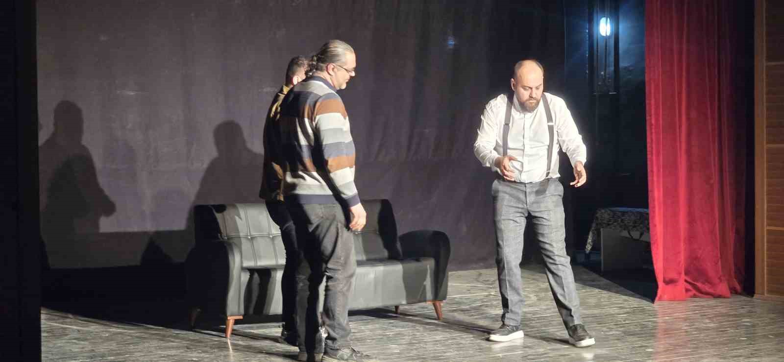 Davetsiz Misafir oyunu ve müzik şenliği seyirciyle buluştu
