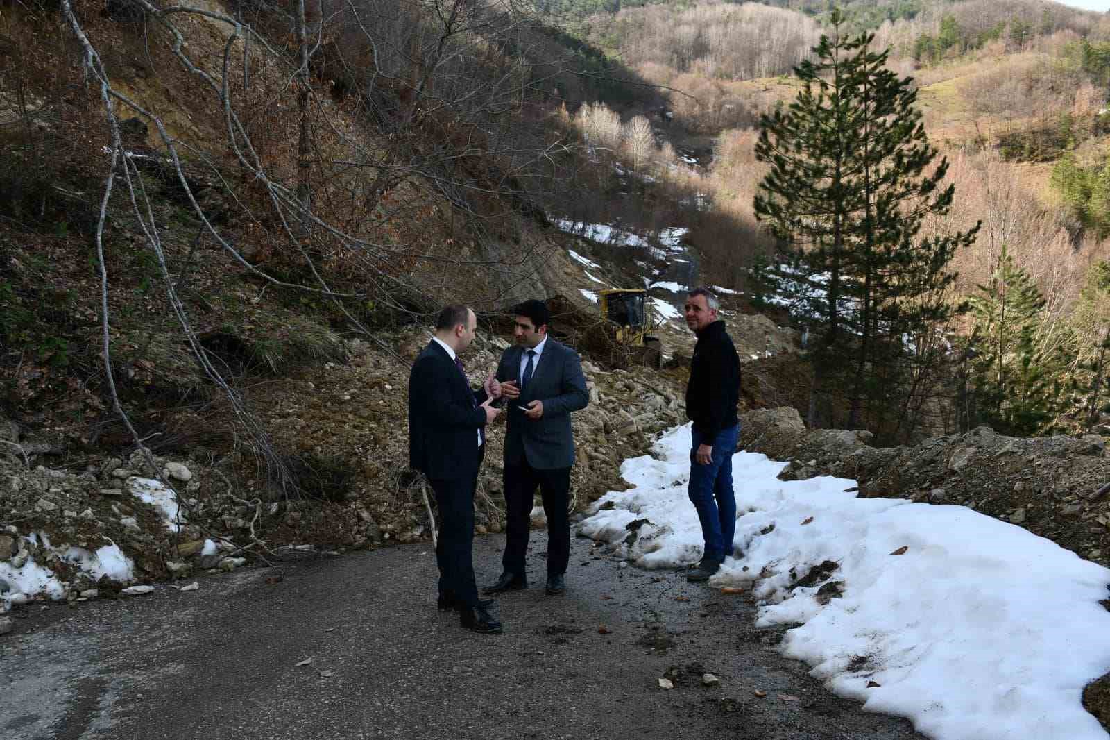 Kastamonu&rsquo;da heyelan sebebiyle yol, 4 metre kaydı