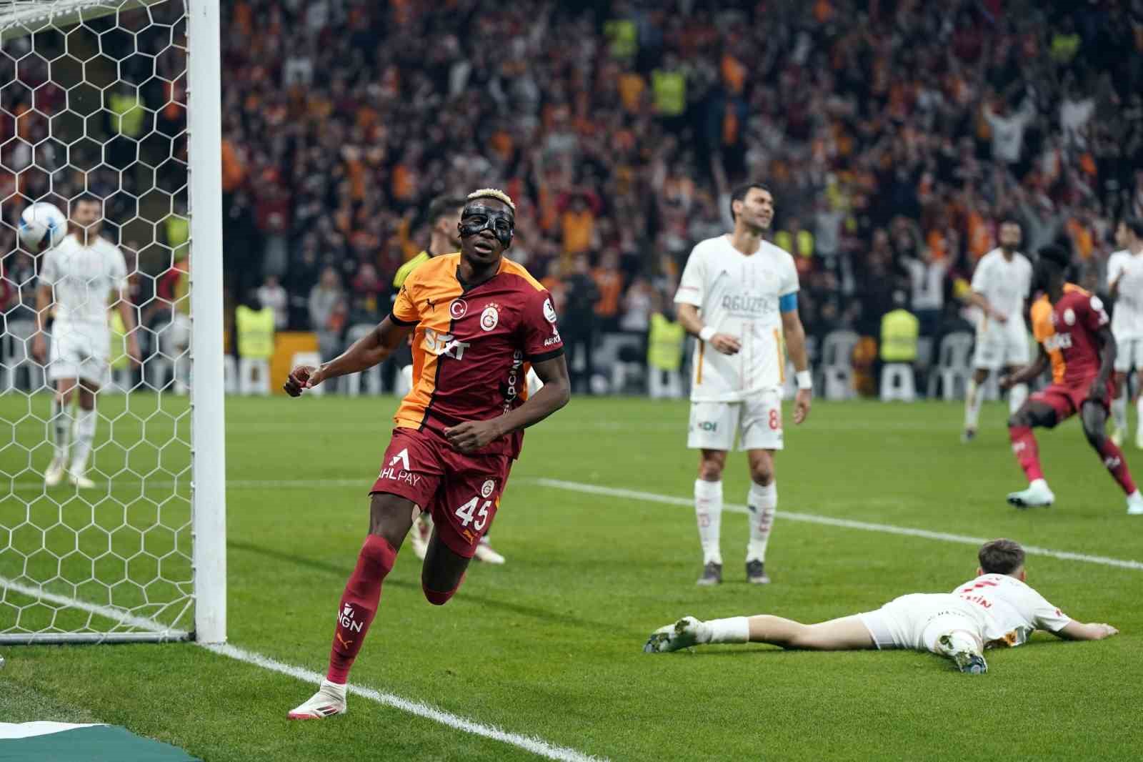 Victor Osimhen, gol krallığında zirveye yerleşti