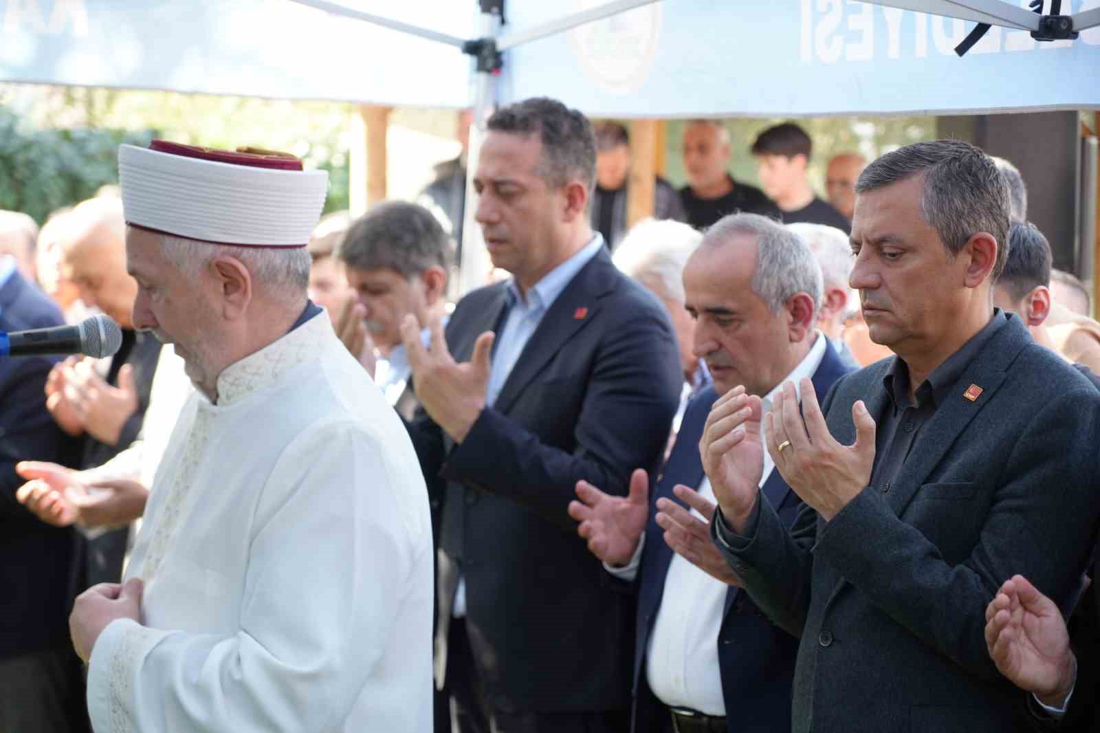 &Ouml;zg&uuml;r &Ouml;zel, eski milletvekili Haydar Akar&rsquo;ın babasının cenaze namazına katıldı

