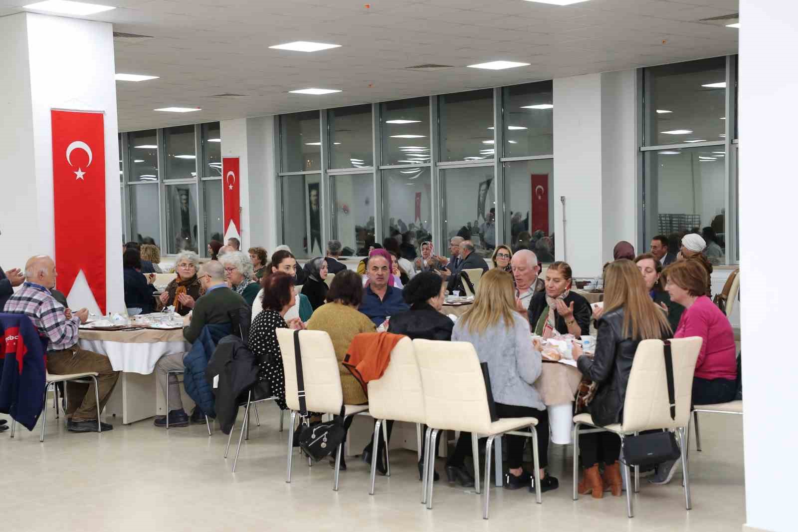 &Uuml;&ccedil; kuşak aynı sofrada buluştu
