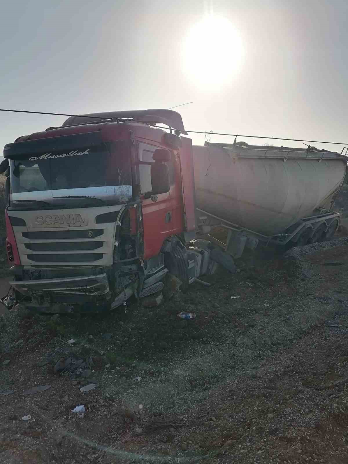 Isparta’da su kanalına düşen tırın sürücüsü yaralandı