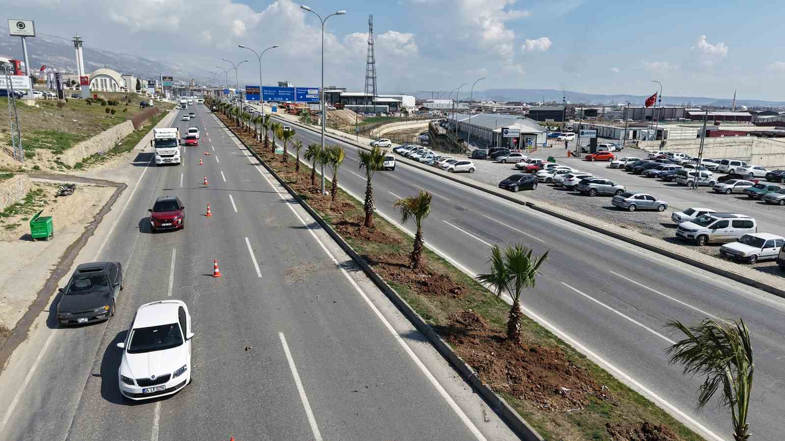 Kahramanmaraş&rsquo;ta ref&uuml;jler ağa&ccedil;larla s&uuml;sleniyor
