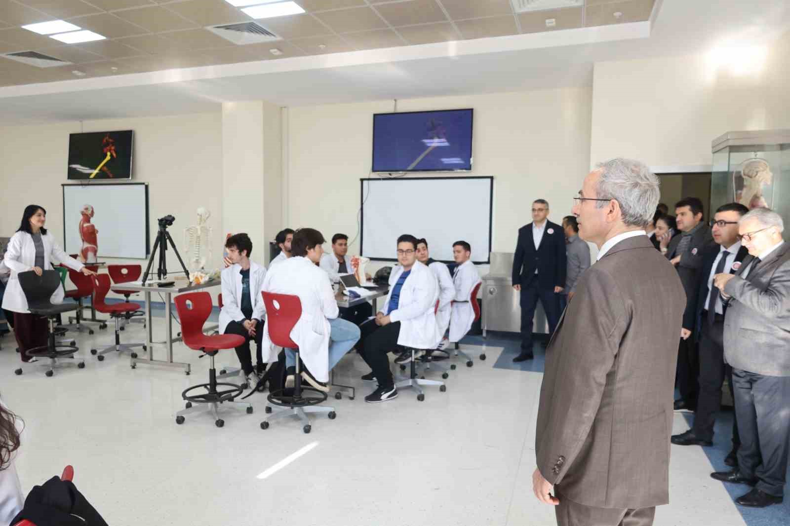 Rekt&ouml;r Demir, Tıp Bayramı&rsquo;nda &ouml;ğrencilerle buluştu
