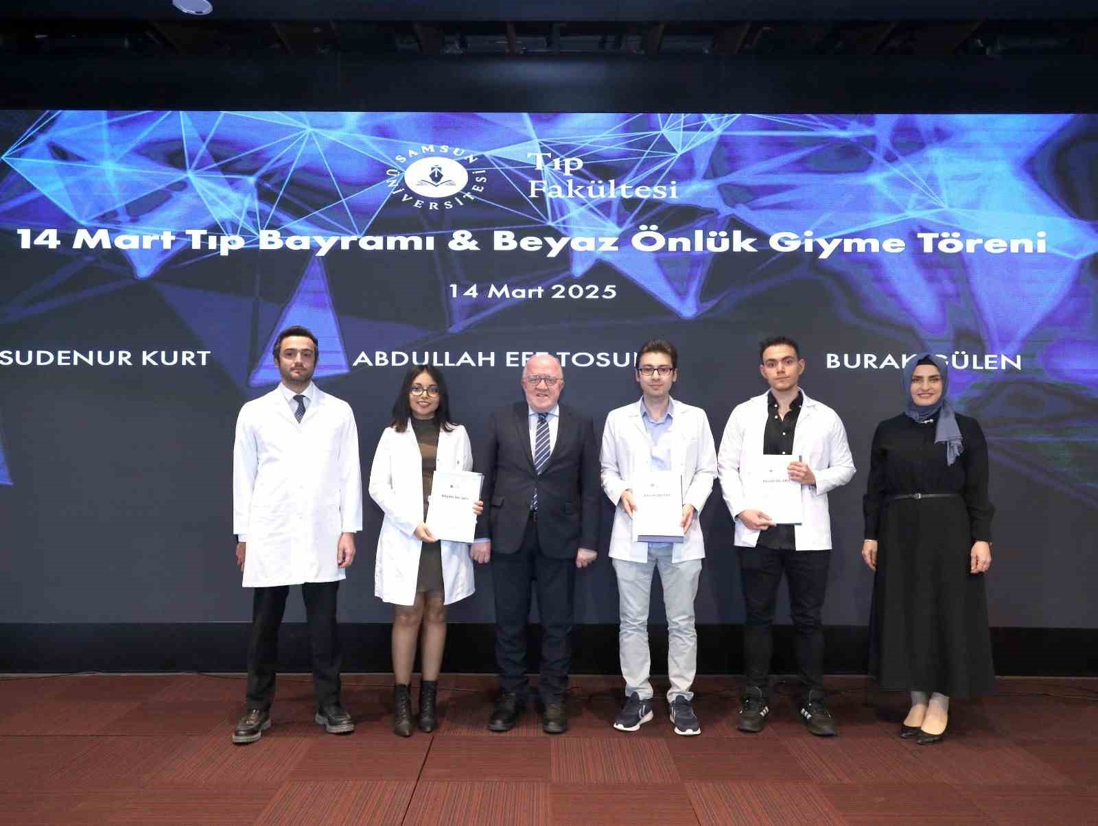 Tıp &ouml;ğrencilerinin &rsquo;beyaz &ouml;nl&uuml;k&rsquo; heyecanı
