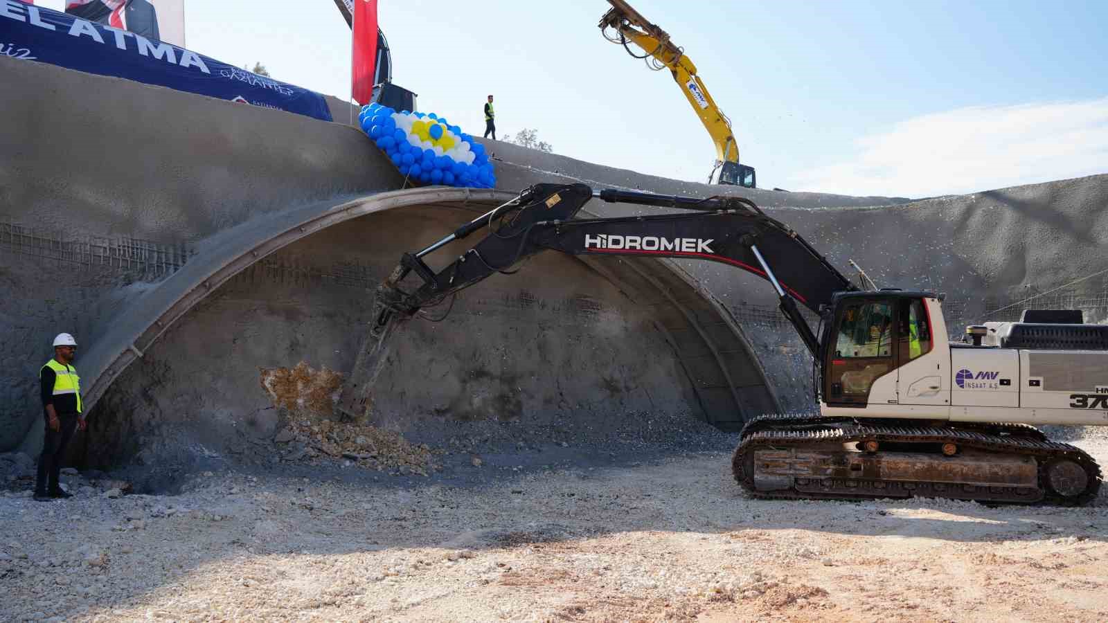 Bakan Uraloğlu: "23 yılda Gaziantep&rsquo;in ulaşım ve haberleşme altyapısına yaklaşık 124 milyar lira yatırım ger&ccedil;ekleştirdik"
