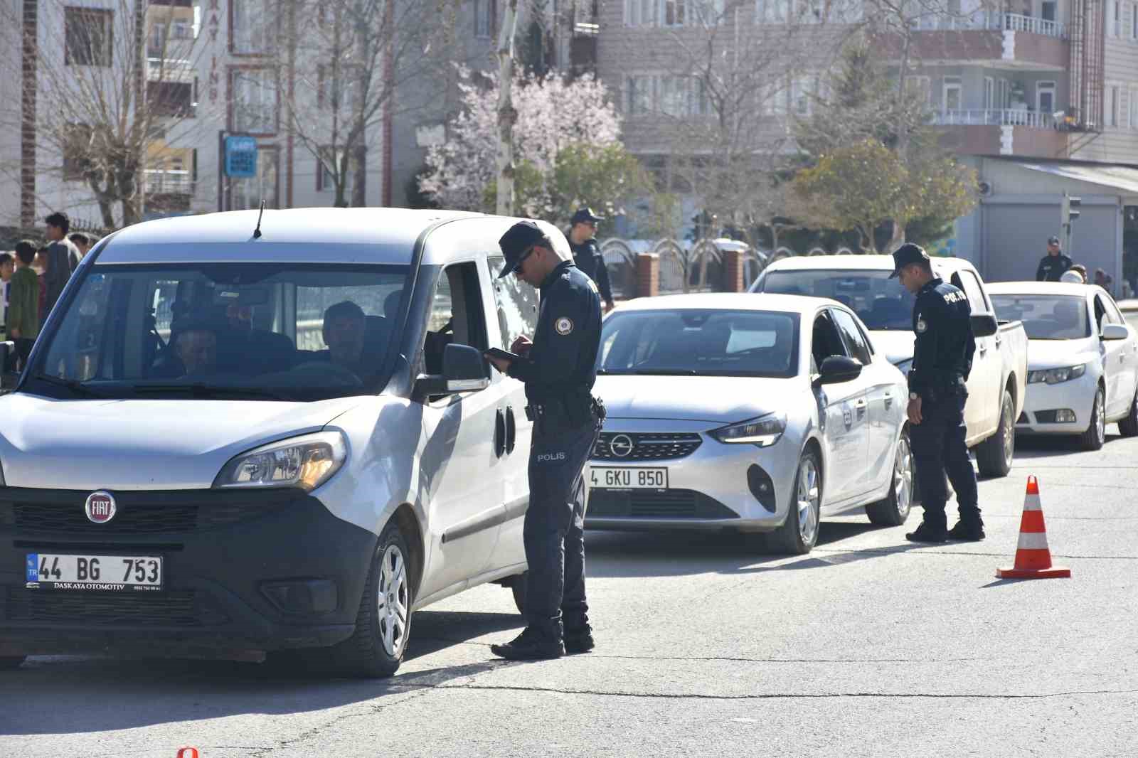 Aranan şahıslara yönelik denetim yapıldı: 17 gözaltı
