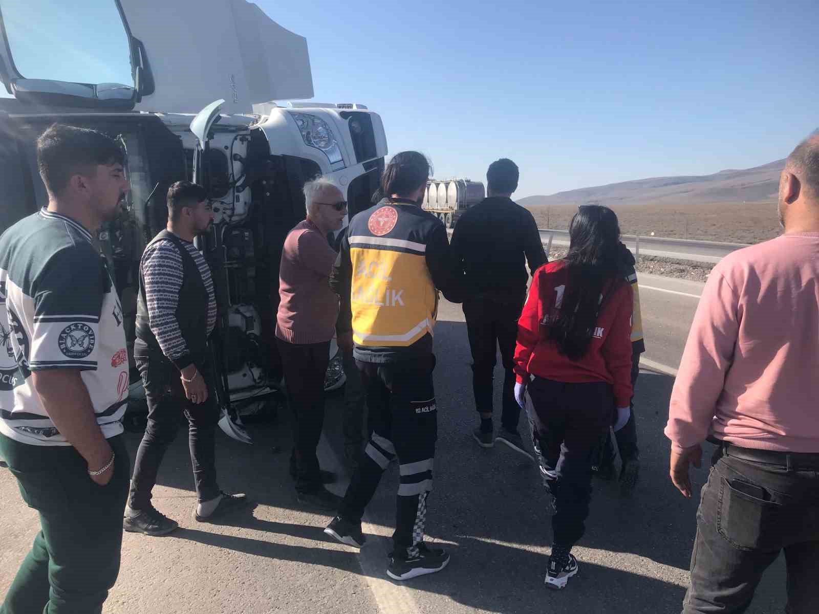 Konya&rsquo;da devrilen tırın s&uuml;r&uuml;c&uuml;s&uuml; yaralandı
