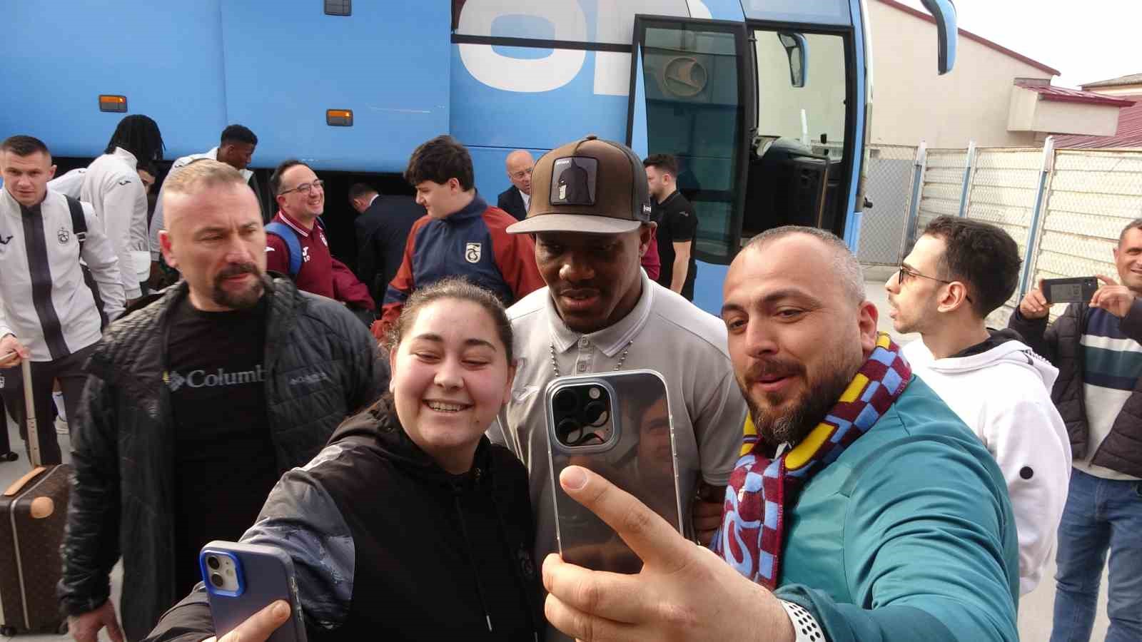 Trabzonspor, Başakşehir ma&ccedil;ı i&ccedil;in İstanbul&rsquo;a gitti
