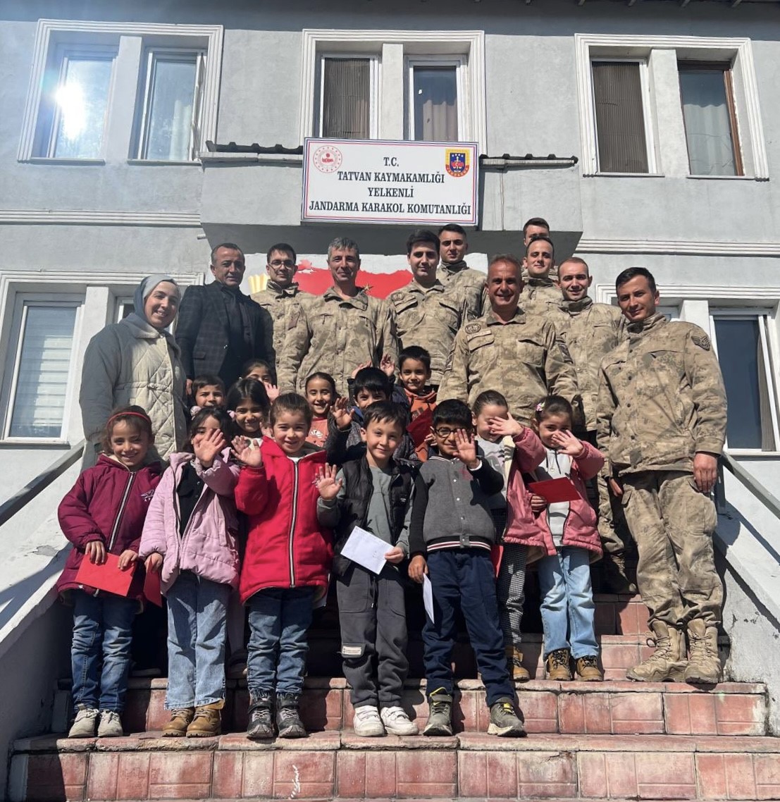 Minik &ouml;ğrencilerden duygulandıran ziyaret
