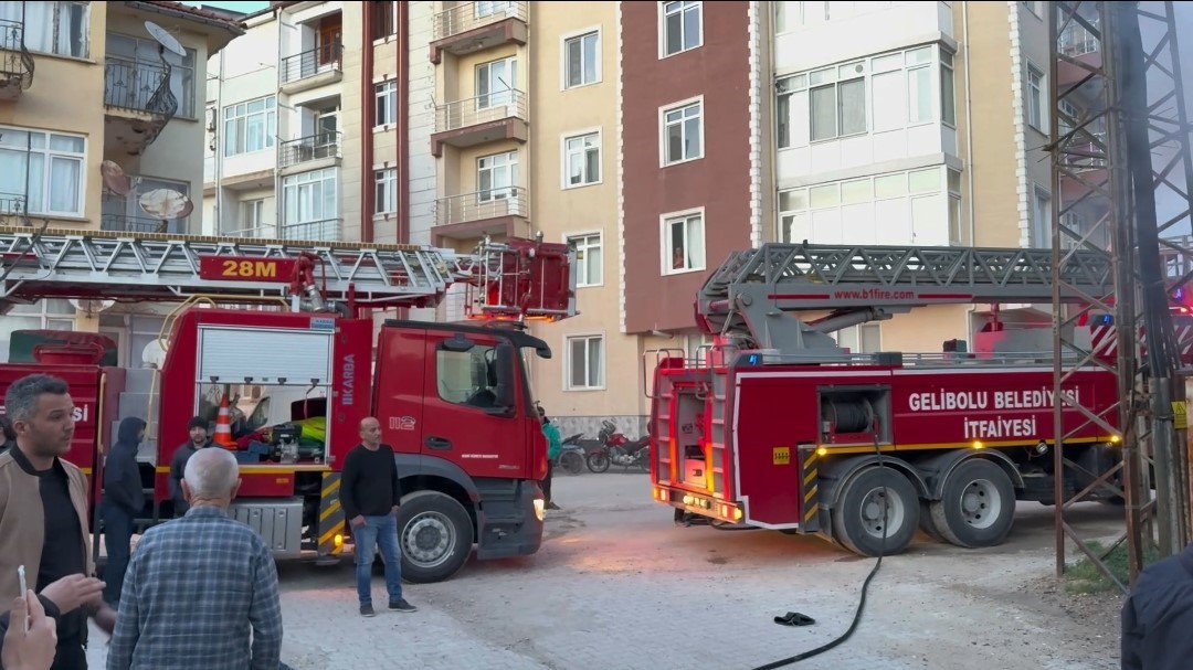 Gelibolu&rsquo;da alevlere teslim olan ev kullanılamaz hale geldi
