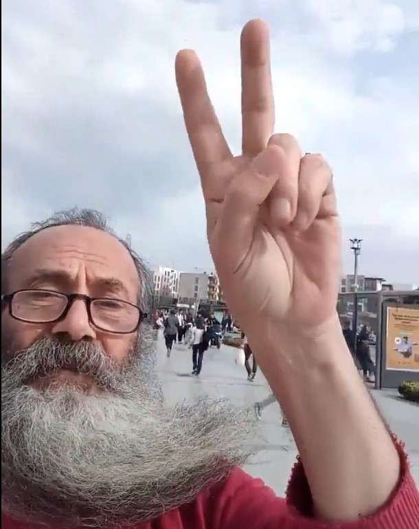 Tek kişilik gösteriye tek kişilik tepki