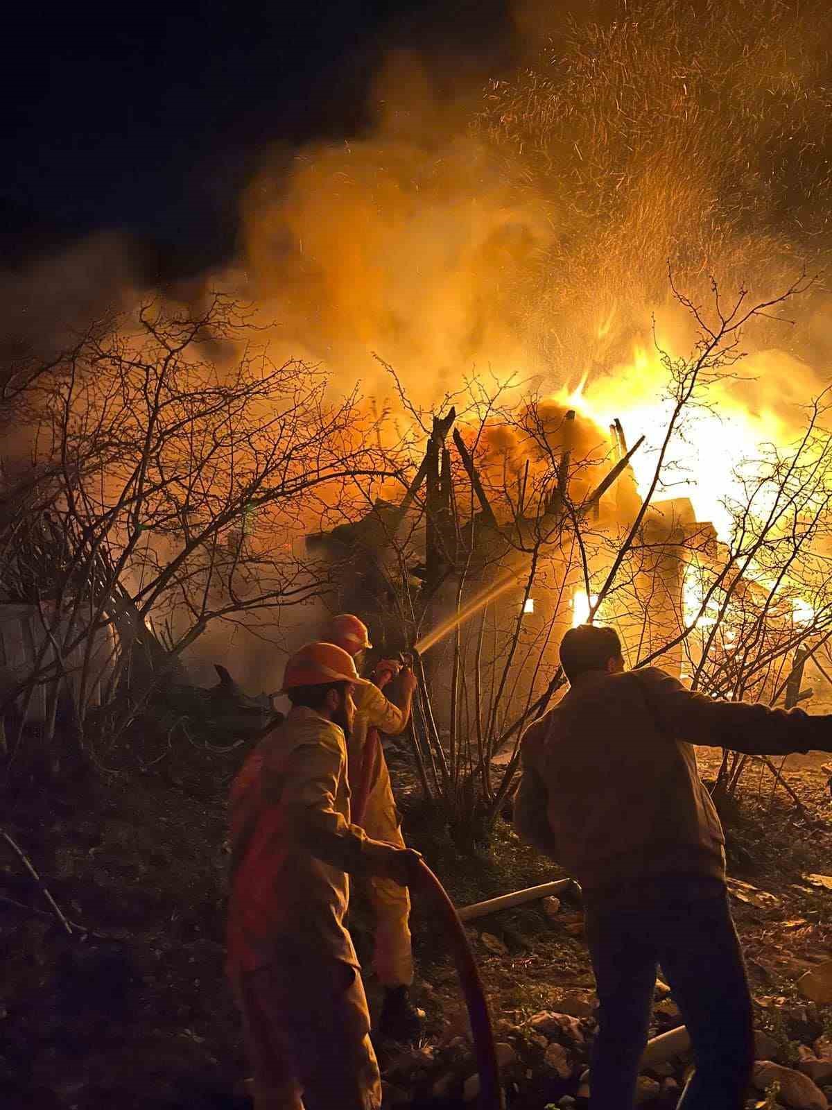 Kastamonu&rsquo;da iki katlı ahşap ev yandı, iki b&uuml;y&uuml;kbaş hayvan telef oldu
