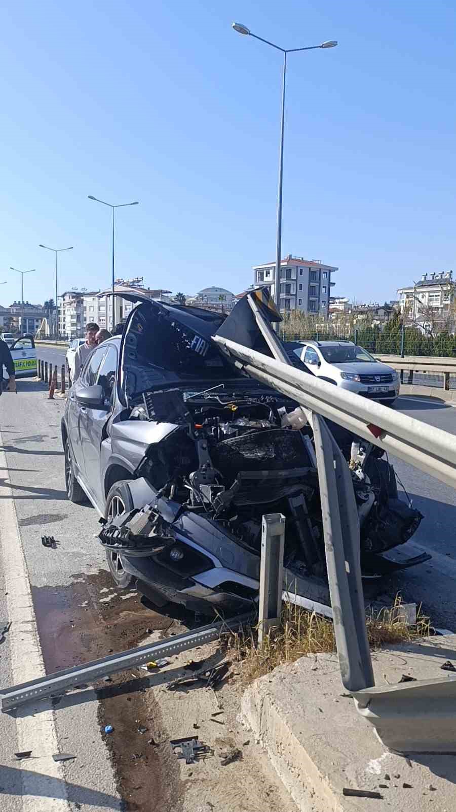 Antalya’da faciadan dönüldü: 3 yaralı