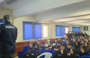 &Ouml;ğrenciler ve &ouml;ğretmenler siber su&ccedil;larla ilgili bilgilendirdi
