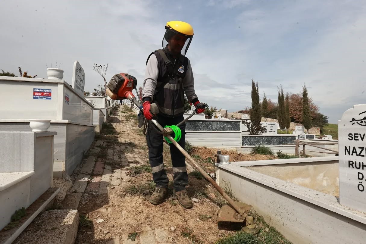 Bayram öncesinde mezarlıklarda temizlik çalışması

