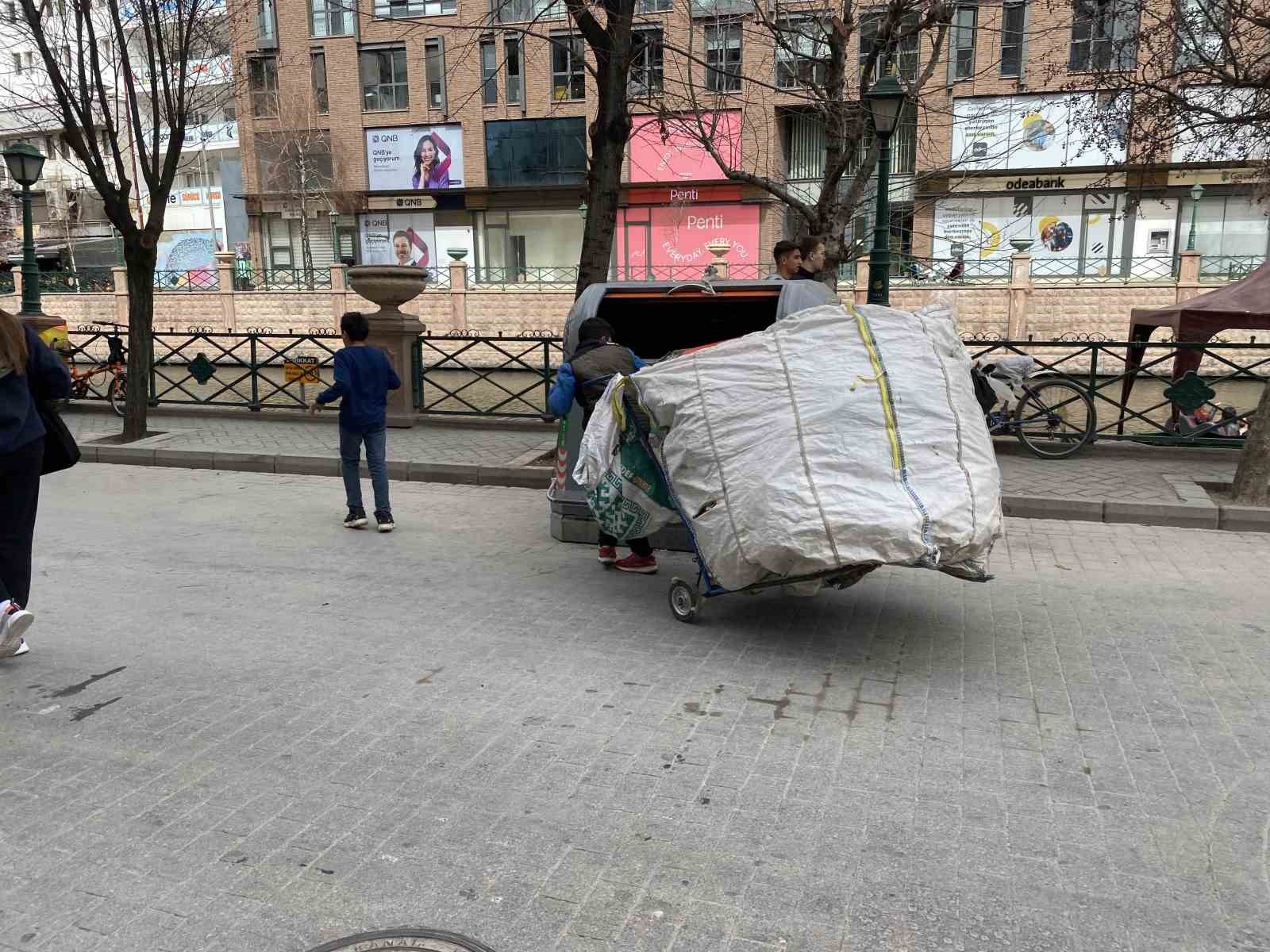 Yaşıtları okula giderken o boyundan büyük el arabası ile atık topluyor
