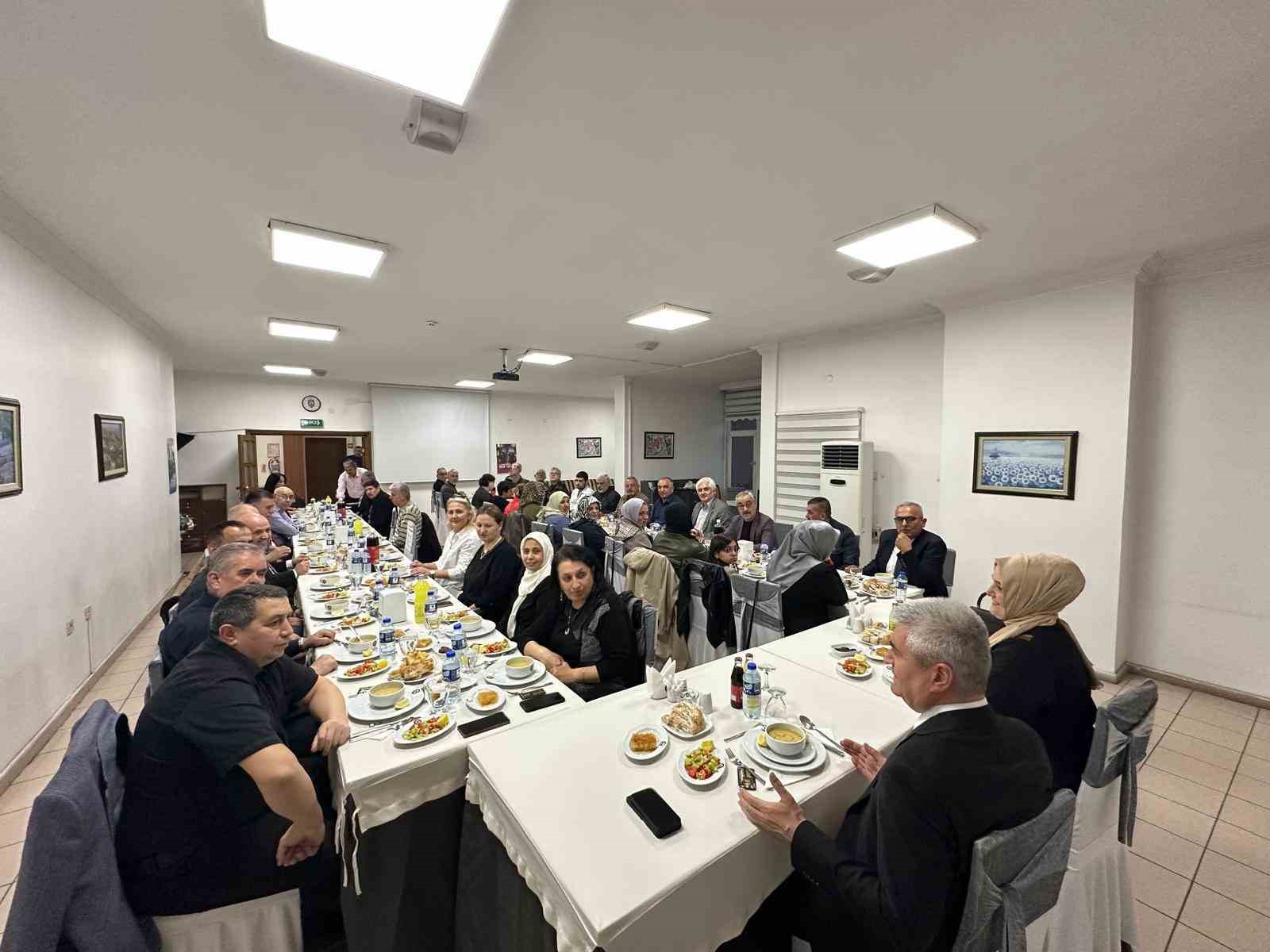 Emekli emniyet teşkilatı iftar programında bir araya geldi
