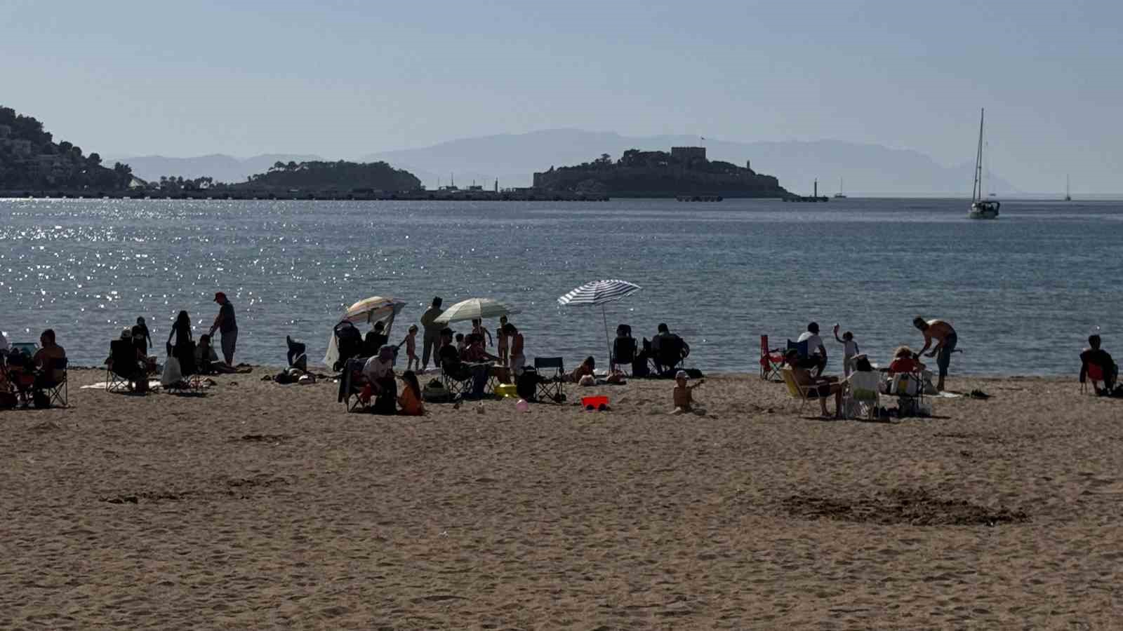 Kuşadası’na yaz geldi, plajlar doldu
