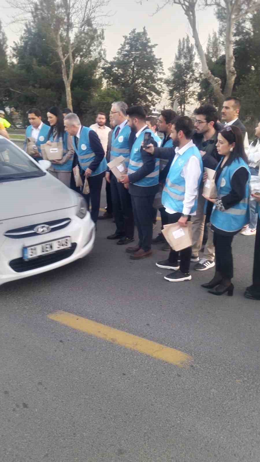 Bakan Işıkhan, sürücülere iftariyelik dağıttı